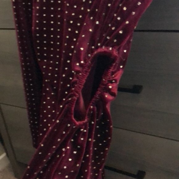 Speechless Juniors’ Side-Cutout Velvet Dress in Wine - Picture 6 of 9